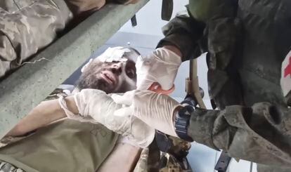 En esta foto tomada de un vídeo publicado por el Servicio de Prensa del Ministerio de Defensa de Rusia el martes 17 de mayo de 2022, militares ucranios heridos reciben tratamiento en un autobús mientras son evacuados de la planta siderúrgica.
