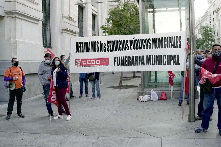Trabajadores de la Funeraria Municipal de Madrid, ante Cibeles.