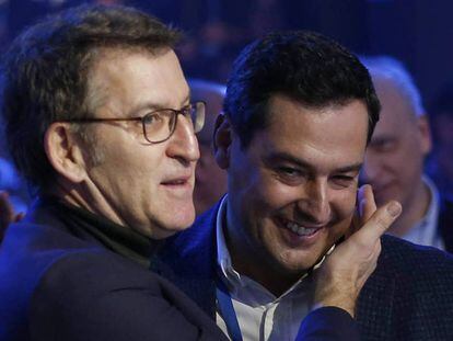 El presidente gallego, Alberto Núñez Feijóo, con su homólogo andaluz el 20 de enero en la Convención del PP.