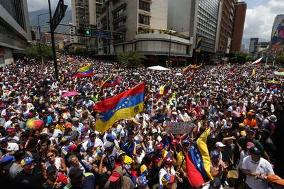 Manifestantes opositores marchan en Caracas