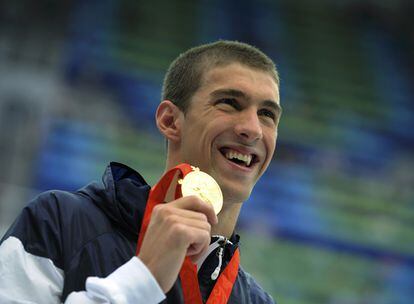 Tercer oro para el estadounidense Michael Phelps. El <i>pez de Baltimore</i> se ha impuesto en la final de los 200 metros libre, con lo que ha subido por tercera vez a lo más alto del cajón. Además, ha pulverizado el récord del mundo en esta distancia, que él tenía: 1m 42,96s.