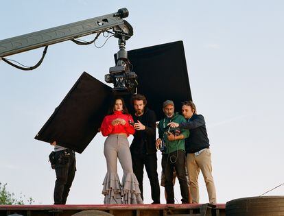 Rosalía con el equipo de la productora canadiense, incluido Nicolás Méndez (derecha), encima del camión en el video musical de 'Pienso en tu mirá'.