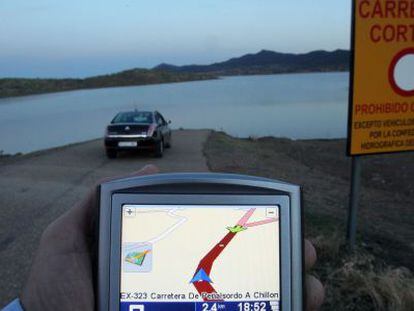 Un GPS marca la ruta inundada por el pantano, donde falleció el conductor..