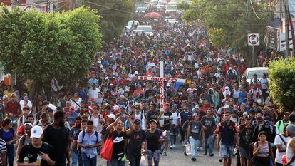 Migrantes caminan en una caravana que se dirige a Ciudad de México, desde Tapachula, Chiapas.