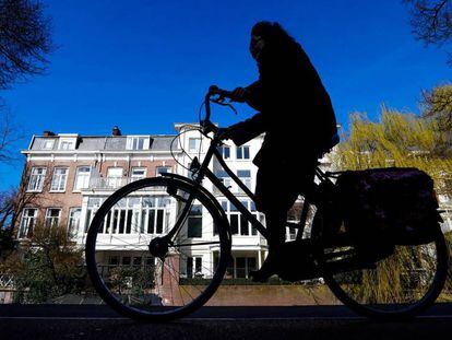 Una ciclista en La Haya, en los Pa&iacute;ses Bajos. 