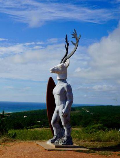 Estatua en alusión al surf y al venado, uno de los símbolos legendarios que se atribuyen a la fundación de Nazaré.