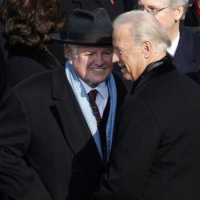 El vicepresidente, Joe Biden (derecha), saluda al senador Ted Kennedy durante la ceremonia.