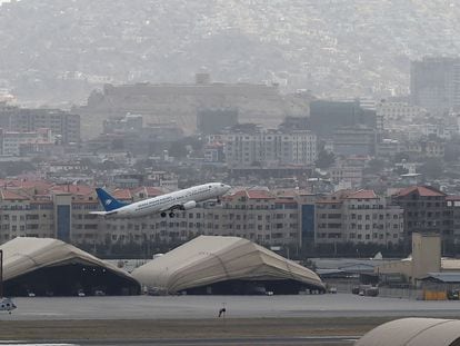 Un avión de las líneas aéreas afganas despega este sábado del aeropuerto de Kabul.