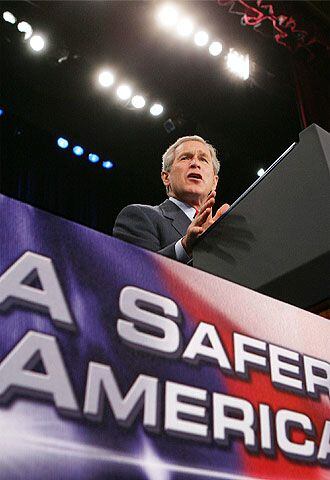 El presidente Bush se dirige a sus seguidores en un mitin en Wilkes-Barre (Pensilvania).