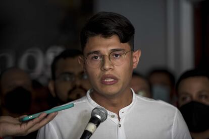 Lester Alemán líder universitario habla en una rueda de prensa sobre los arrestos de líderes de la oposición en Nicaragua.