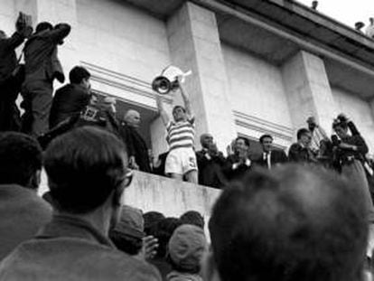 El capitán del Celtic, McNeill, alza la Copa de Europa de 1967.