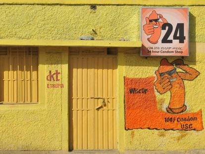 Foto: Una tienda que vende condones en Etiopía. Vídeo: Anuncio de SFH Nigeria.