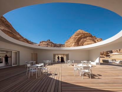 El patio de techo ovalado que enmarca la esencia del edificio centro de visitantes de Al Ula. Por ahí se ve el intenso azul del cielo y la sobriedad de las rocas.