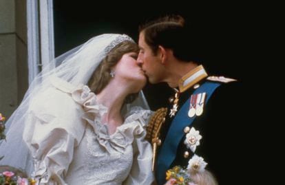El príncipe Carlos y Lady Diana Spencer durante su aparición en el balcón del palacio de Buckingham, tras la ceremonia de su boda.