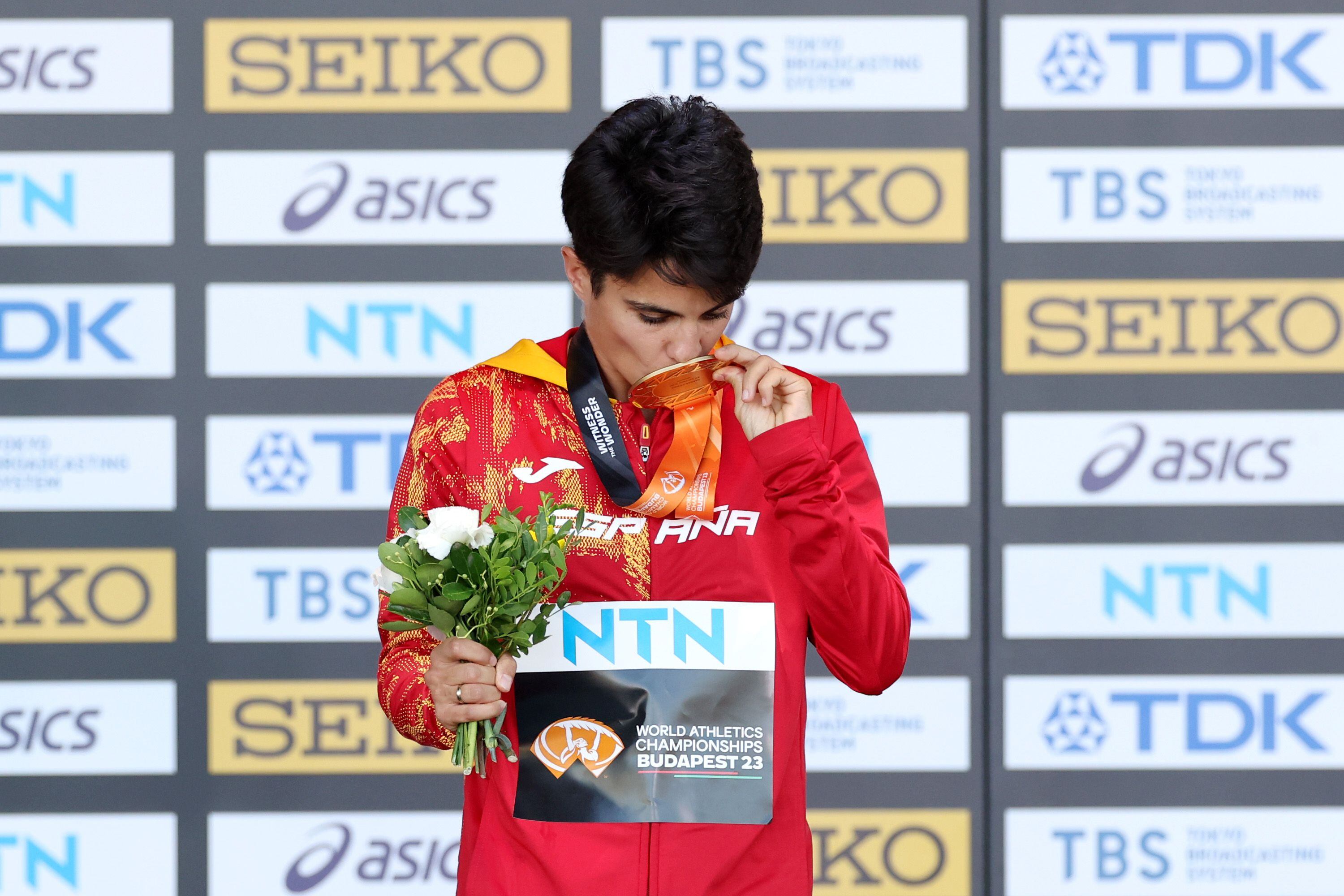 María Pérez posa con su medalla de oro, este jueves en Budapest, tras ganar la carrera.
