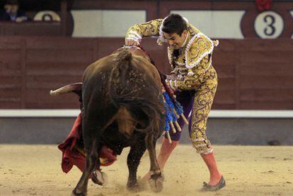 José María Manzanares mata recibiendo a su segundo toro ayer en Las Ventas.