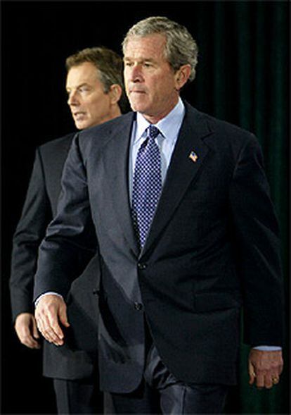 George W. Bush y Tony Blair, antes de la conferencia de prensa, ayer en Camp David.