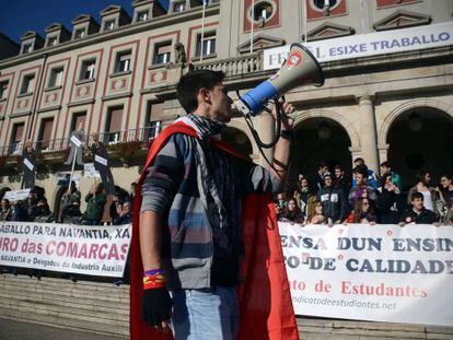 Obreros del naval y estudiantes se manifiestan juntos en Ferrol