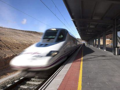 Un tren de alta velocidad a su paso por la estaci&oacute;n de Cuenca.