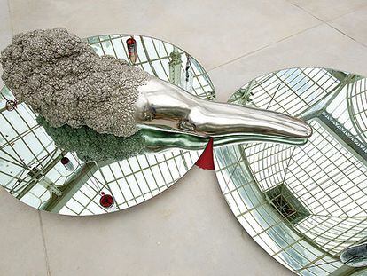 Una pieza de <i>Mutaciones</i> (2004), de Javier Pérez, con espejos que reflejan la estructura del Palacio de Cristal del Retiro madrileño.