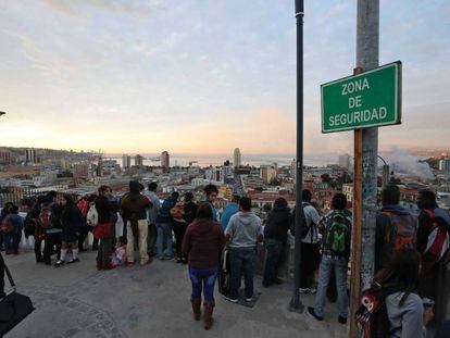 Personas en un área segura de Valparaíso durante una alerta por tsunami, este lunes. Foto cedida por Aton Chile.