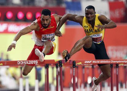 El atleta jamaicano Omar Mcleod (derecha) obstruye al español Orlando Ortega, durante la final de los 110 metros vallas del Mundial de Atletismo que se celebra en Doha.