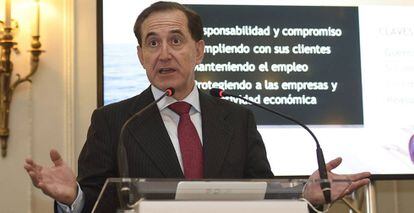 El presidente de Mapfre, Antonio Huertas, durante su intervenci&oacute;n en el curso de la UIMP de Santander. 