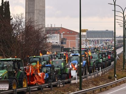 Más de 200 tractores en la N-330 pasan por la localidad de Cuarte de Huerva de camino a Zaragoza este viernes.