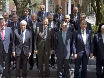 Los integrantes del CEC posan con el presidente del Gobierno, Mariano Rajoy, en la reuni&oacute;n que mantuvieron en el Palacio de la Moncloa en julio de 2013.