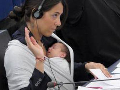 La eurodiputada Licia Ronzulli sostiene a su bebé dormido en brazos mientras vota durante la sesión plenaria mensual del Parlamento Europeo