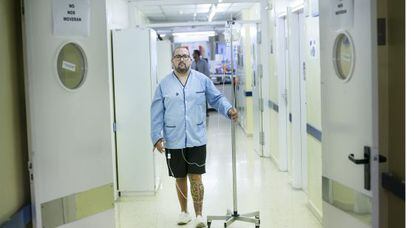 Enrique Cruciani es uno de los pacientes afectados por el cierre de plantas en Bellvitge.