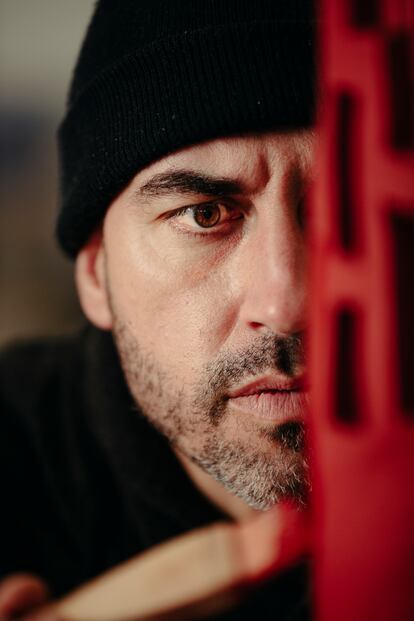 Néstor Pablo Roldán, concentrado en su taller que ha montado en un pueblo de Zaragoza de menos de 100 habitantes.
