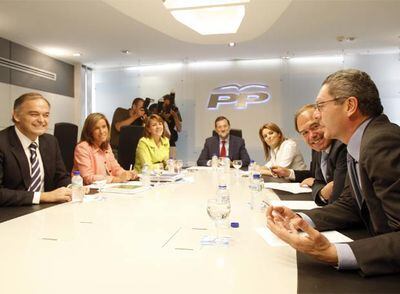 Reunión ayer de la Junta Directiva del PP. De izquierda a derecha, González Pons, Mato, Cospedal, Rajoy, Sáenz de Santamaría, Arenas, García-Escudero y Ruiz-Gallardón.