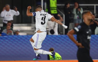 Benzema celebra tras marcar el segundo gol del Real Madrid.