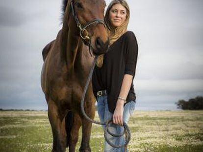 Raquel Muguiro el pasado jueves con su caballo en Badajoz.