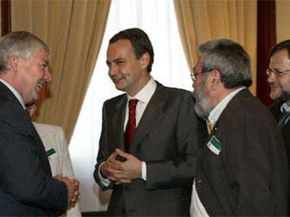 Rodríguez Zapatero (centro) conversa con Michael Stopper en presencia de Cándido Méndez y Javier Doz.