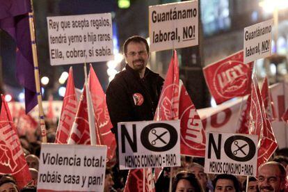 Asistentes a la manifestaci&oacute;n de Sol contra la reforma laboral.