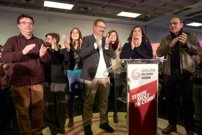 Los candidatos Ada Colau (2d) y Xavier Domenech (c) entre otros, durante el acto de inicio de campaña que la formación Catalunya en Comú-Podem ha celebrado esta noche en La Farga de L'Hospitalet de Llobregat. 