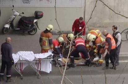 Imatge de vídeo de personal d'emergències traslladant una persona ferida després de l'explosió al metro de Brussel·les.  


