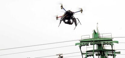 Un dron en maniobra de rescate de altura en Madrid. 