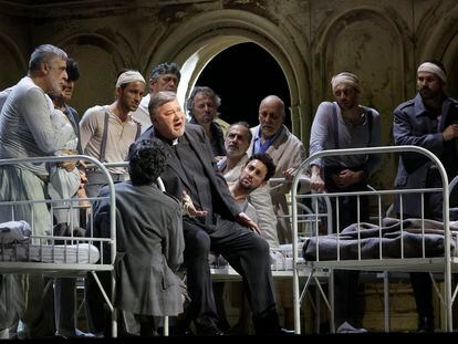 Un momento del ensayo de Parsifal, este lunes, en el teatro del Liceu. En el centro de la imagen, René Pape, interpretando el papel de Gurnemanz. / QUIQUE GARCÍA (Efe).