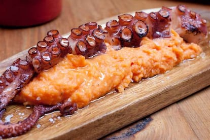 Un rejo de pulpo sobre un parmentier de boniato
