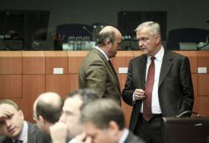 BU6 BRUSELAS (B&Eacute;LGICA) 22/11/2013.- El vicepresidente de la Comisi&oacute;n Europea (CE) Olli Rehn (dcha) conversa con el ministro espa&ntilde;ol de Econom&iacute;a, Luis de Guindos (c), antes del inicio de la reuni&oacute;n de ministros de Finanzas de la UE en Bruselas (B&eacute;lgica) hoy, viernes 22 de noviembre de 2013. EFE/Olivier Hoslet