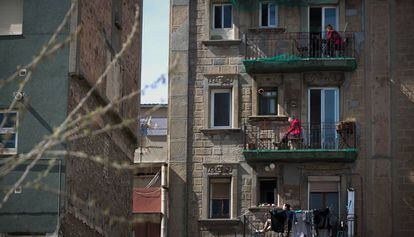 Varias personas tomando el sol en el balcón, en el barrio de la Barceloneta.