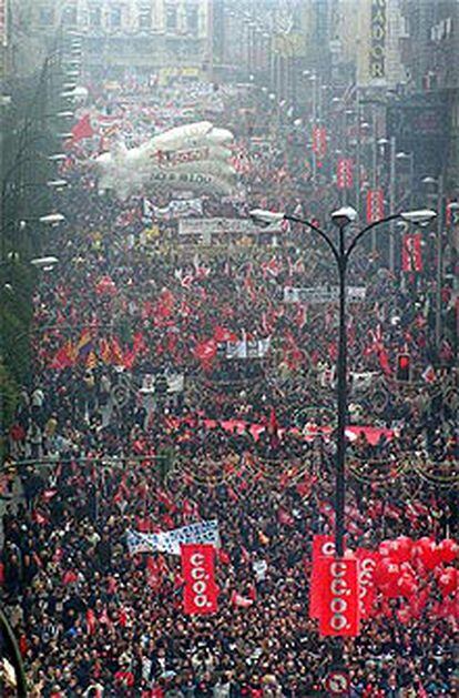 Vista de la manifestación a su paso por la Gran Vía.