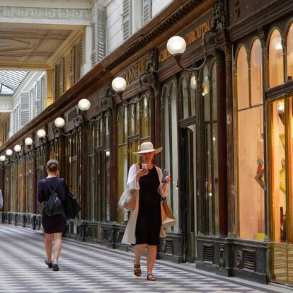 El interior de la Galerie Véro-Dodat, en París.
