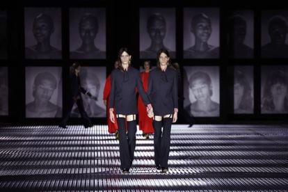 Dos modelos en el Gucci Twinsburg Show, desfile de la firma italiana de su colección para la próxima primavera este 23 de septiembre en la semana de la moda de Milán.