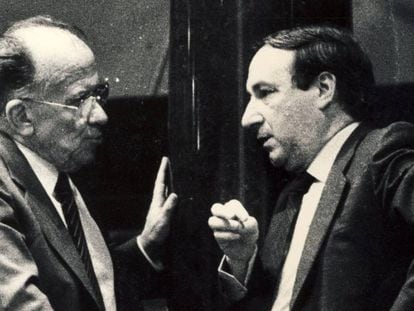 Santiago Carrillo y Juan María Bandrés, en el Congreso de los Diputados, en 1985.