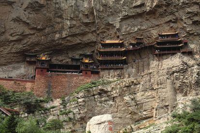 Este monasterio de la provincia de Shanxi, levantado sobre pilones en una ladera, parece que se vaya a desmoronar en cualquier momento. Está en el monte Heng Shan, uno de las más sagrados del taoísmo. Según parece, el poder sagrado del monte funciona, pues los tejados acanalados, desvencijados corredores y la rara mezcla de elementos confucianos, taoístas y budistas del monasterio han sobrevivido intactos desde hace unos 1.500 años. Aun así, da la impresión de que todo vaya a venirse abajo. El monasterio se halla a 65 kilómetros de Datong; en esta zona también se pueden visitar las cuevas de Yungang (a 16 kilómetros de Datong), que albergan algunas de las tallas budistas más antiguas de China.