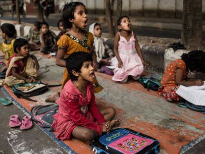 Unos niños asisten a la escuela en el distrito de Shahbag, en Dacca.